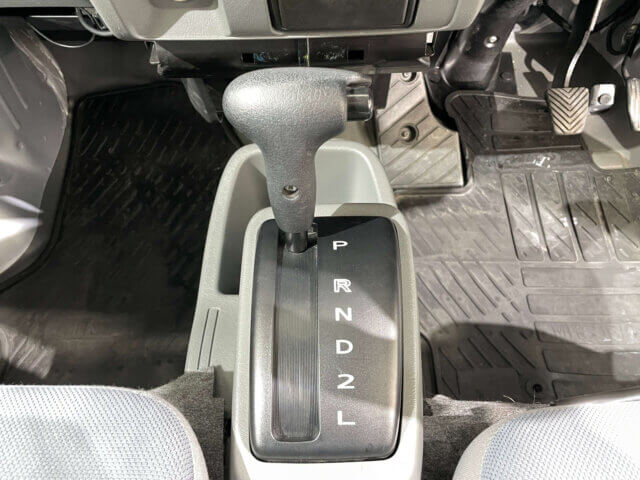 2014 MITSUBISHI MINICAB VAN