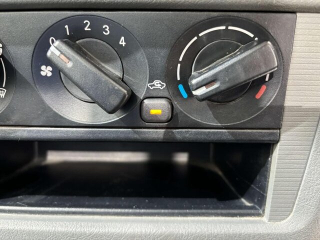 2000 MITSUBISHI MINICAB TRUCK