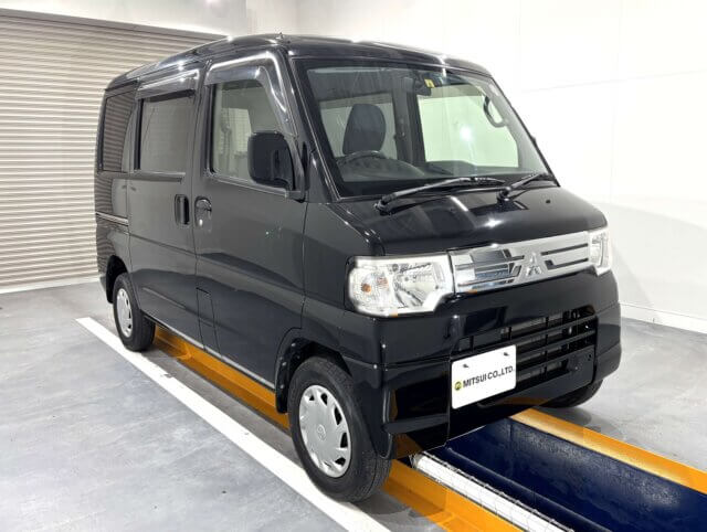 2013 MITSUBISHI MINICAB VAN