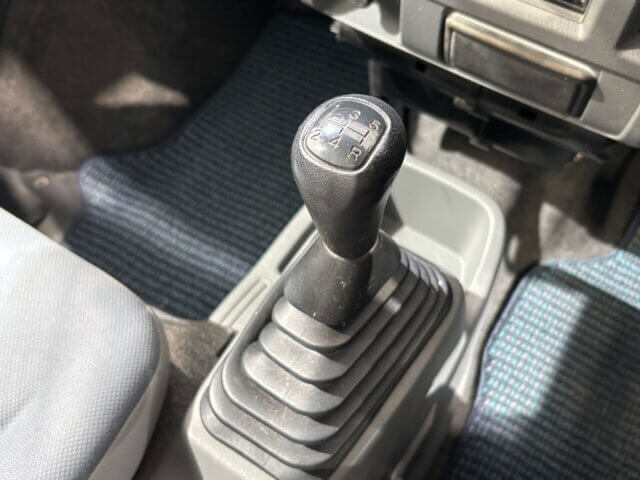 2013 MITSUBISHI MINICAB VAN