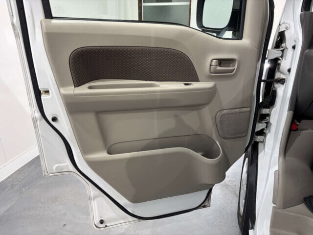 2020 MITSUBISHI MINICAB VAN